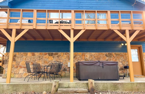 Sulphur Cabin | Family-Friendly Cabin with Hot Tub in the Woods