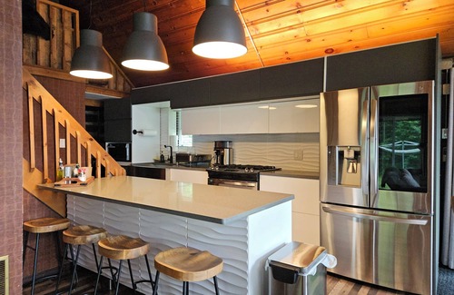 Kemptville Cottage | Relaxing Retreat with Hot Tub, Dock & Pool Near Ottawa
