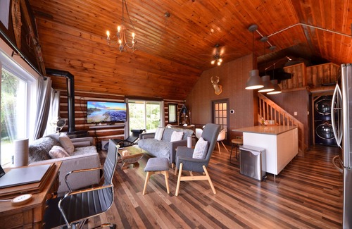 Kemptville Cottage | Relaxing Retreat with Hot Tub, Dock & Pool Near Ottawa