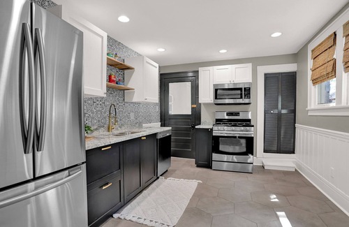 Franklin House | Relaxing Hot Tub Retreat in Downtown Franklin - Sleeps 7