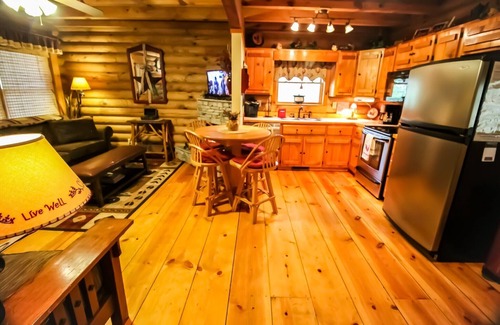 Todd Cabin | Guest Rated: 9.8 - Enjoy Hot Tub, King Beds & WiFi