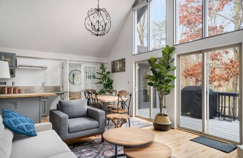 The Woods Cabin | Pet-Friendly Modern Cabin with Hot Tub & Pool Access