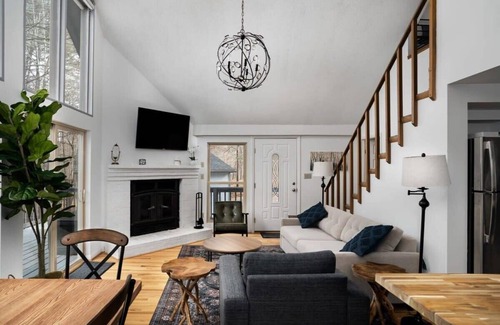 The Woods Cabin | Pet-Friendly Modern Cabin with Hot Tub & Pool Access