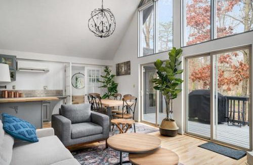 The Woods House | Premier Cabin Retreat with Hot Tub & Pool Access Awaiting You