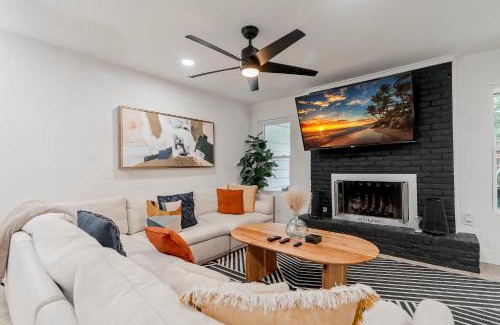 University Hills House | Hot Tub, Firepit & Giant Chess at Austin Hideaway
