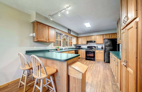 Berkeley Springs Cabin | Family Retreat with Hot Tub and Pool, Rated 10/10 by Guests