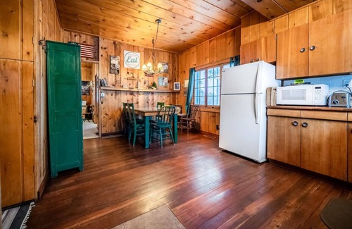 Estes Park Cabin | Historic Cabin with Hot Tub & Fireplace Near National Park