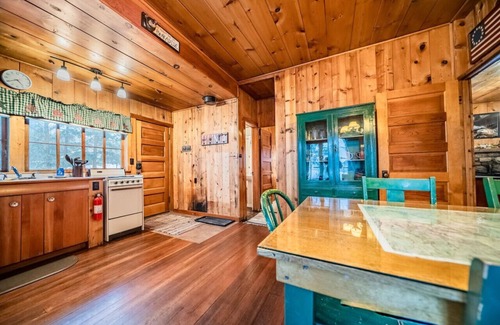 Estes Park Cabin | Historic Cabin with Hot Tub & Fireplace Near National Park