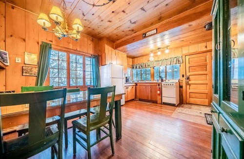 Estes Park Cabin | Historic Cabin with Hot Tub & Fireplace Near National Park