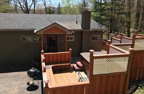 East Jewett House | Cozy Mountain Retreat with Hot Tub and Fireplace Amenities