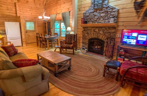 Jefferson Cabin | Unforgettable Pine Log Lodge: Hot Tub & Fire Pit Retreat