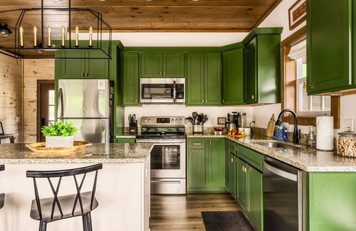 Chalet Village Cabin | Modern 3 Master Suite Cabin in Chalet Village - Rated 10/10