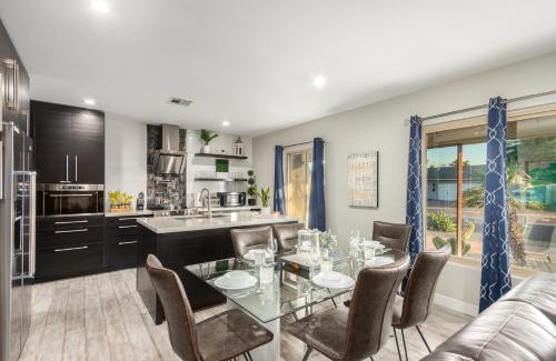 Village Grove House | Relaxing Retreat with Hot Tub, Pool & Mini Golf in Old Town