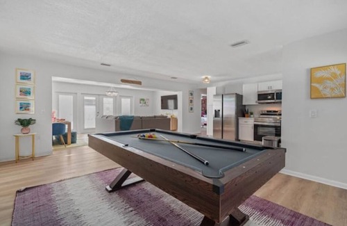 Clearwater House | Relaxing Island Vibes with Hot Tub and Heated Pool