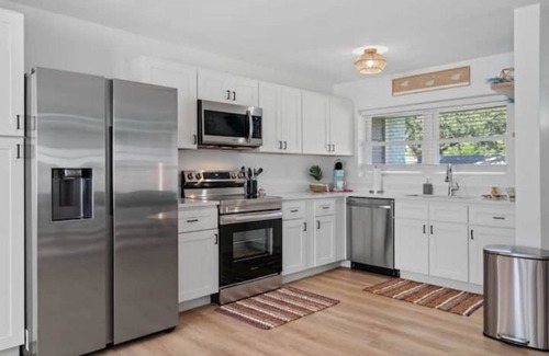 Clearwater House | Relaxing Island Vibes with Hot Tub and Heated Pool