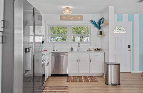 Clearwater House | Relaxing Island Vibes with Hot Tub and Heated Pool