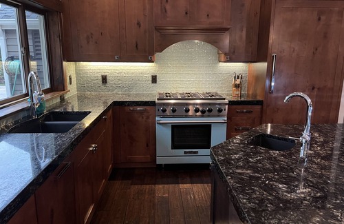 North Creek House | Hot Tub I Fireplace I Pool Table I King Bed I Private Parking