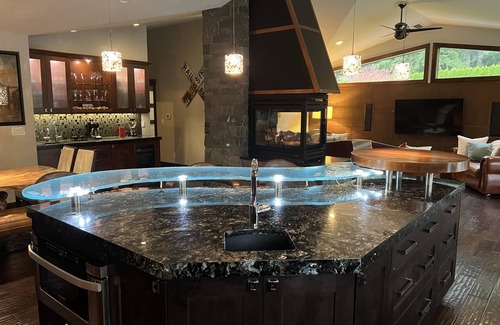 North Creek House | Hot Tub I Fireplace I Pool Table I King Bed I Private Parking