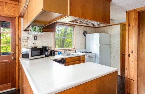 Berkeley Springs Cabin | Relaxing Chalet Cabin with Hot Tub, Deck & Fire Pit