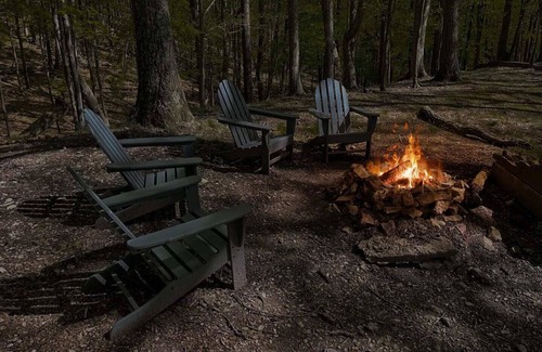 Berkeley Springs Cabin | Relaxing Chalet Cabin with Hot Tub, Deck & Fire Pit