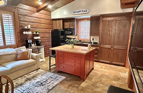 Pine Cabin | Hot tub Luxury!