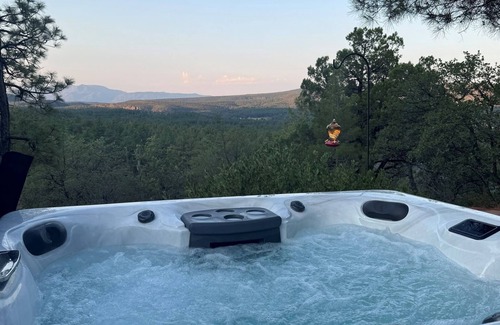 Pine Cabin | Hot tub Luxury!