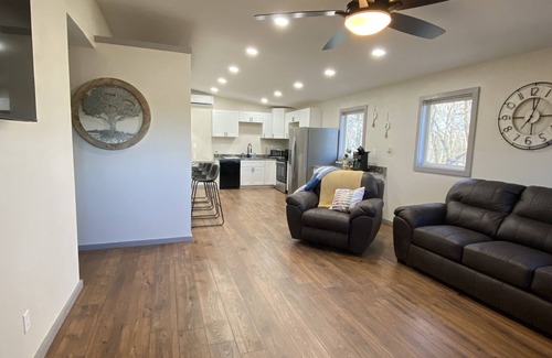 Hatfield House | Mountain Retreat: 2 Bed Cabin with Hot Tub Near Mena