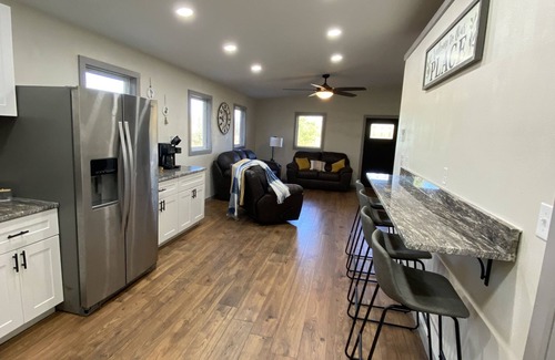 Hatfield House | Mountain Retreat: 2 Bed Cabin with Hot Tub Near Mena