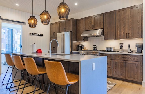 Willow Grove House | Rooftop Deck Retreat with Firepit & 10/10 Guest Rating