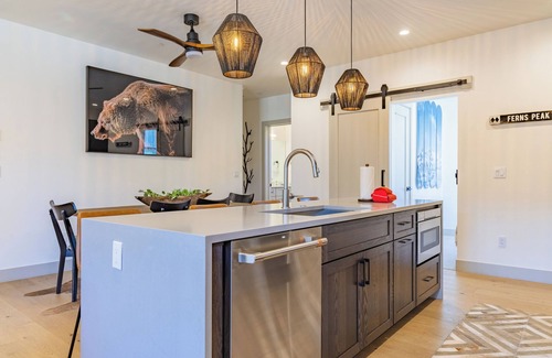 Willow Grove House | Rooftop Deck Retreat with Firepit & 10/10 Guest Rating