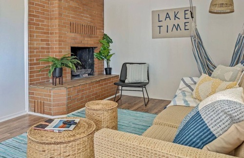 Kanab Hotel | Lake House Escape: Pet-Friendly Retreat with Hot Tub