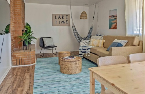 Kanab Hotel | Lake House Escape: Pet-Friendly Retreat with Hot Tub