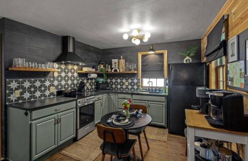 Eureka Springs House | Pet-Friendly Retreat with Hot Tub for Romantic Getaways