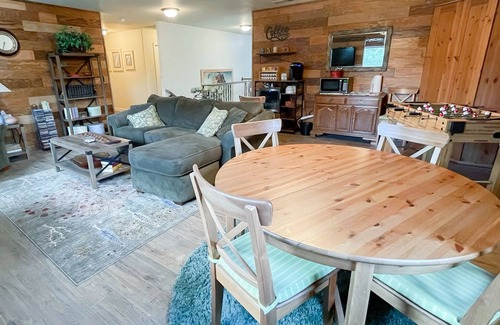 Valley Springs Bed & Breakfast | Indulge in a Hot Tub, Pool & Breakfast Extravaganza