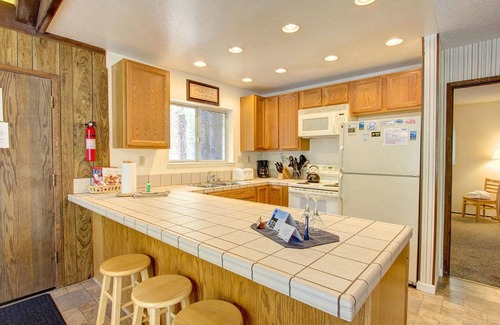 Pioneer Trail House | Family-Friendly Cabin with Hot Tub and Pool Table Fun