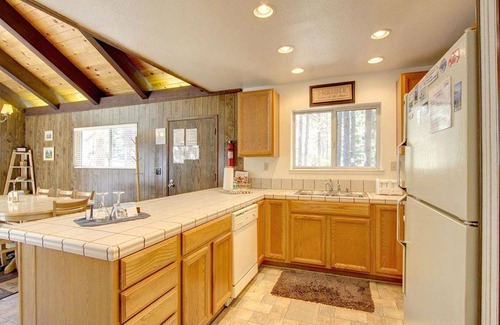 Pioneer Trail House | Family-Friendly Cabin with Hot Tub and Pool Table Fun