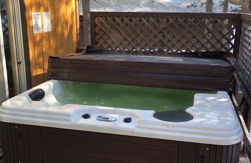 Pioneer Trail House | Family-Friendly Cabin with Hot Tub and Pool Table Fun
