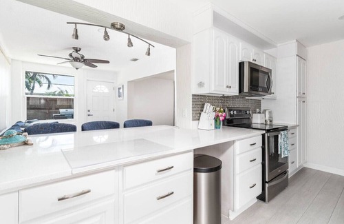 Harbor Heights House | Beachside Retreat with King Bed & FREE WIFI - 10/10 Rating!