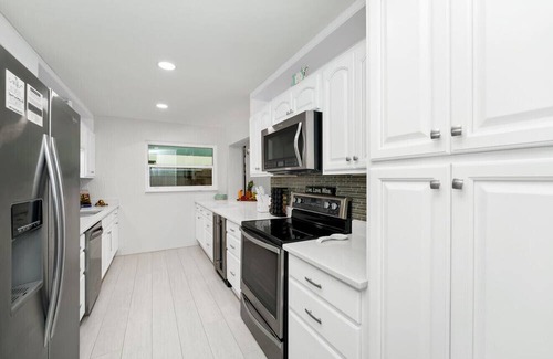 Harbor Heights House | Beachside Retreat with King Bed & FREE WIFI - 10/10 Rating!