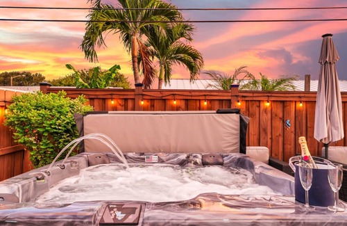 Harbor Heights House | Beachside Retreat with King Bed & FREE WIFI - 10/10 Rating!