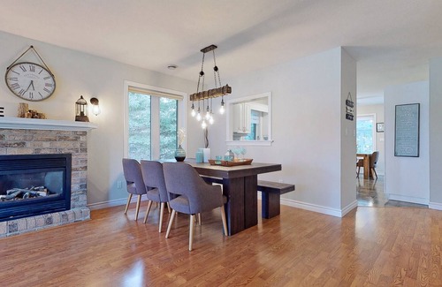 Grand Bend Cottage | Hot Tub/Pool Table/Air Hockey/Theatre Room In Grand Bend Beach Town