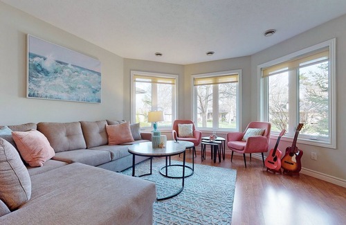 Grand Bend Cottage | Hot Tub/Pool Table/Air Hockey/Theatre Room In Grand Bend Beach Town
