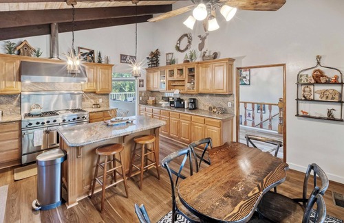 Eagle Mountain Estates Cabin | Cozy Bigfoot Cabin: Hot Tub, Pool Table & Gourmet Kitchen