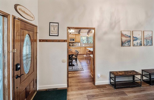 Eagle Mountain Estates Cabin | Cozy Bigfoot Cabin: Hot Tub, Pool Table & Gourmet Kitchen