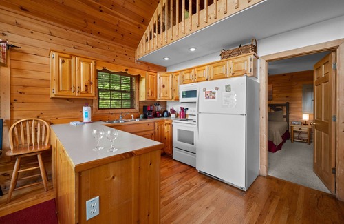 Gatlinburg - Pigeon Forge Cabin | Unwind with Hot Tub & Pool Table and Breathtaking Views