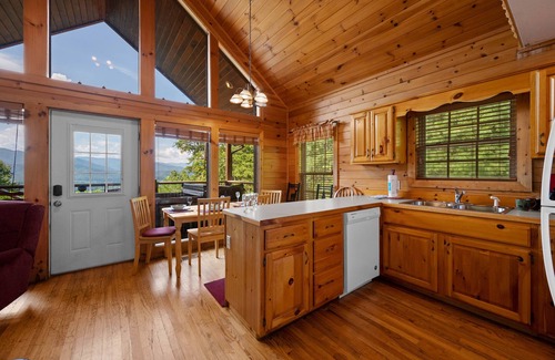 Gatlinburg - Pigeon Forge Cabin | Unwind with Hot Tub & Pool Table and Breathtaking Views