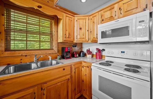 Gatlinburg - Pigeon Forge Cabin | Unwind with Hot Tub & Pool Table and Breathtaking Views