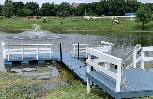 Garland House | Unwind at a Modern Country Oasis with Hot Tub & Lake Views
