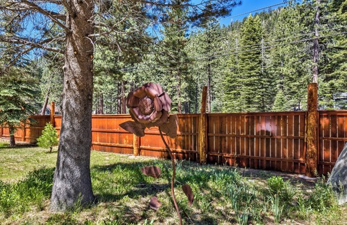 Christmas Valley Ski Chalet | Family & Dog-Friendly Riverfront Chalet with Hot Tub