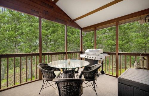 Berkeley Springs House | Inviting Cabin with Hot Tub, Pool & WiFi – 4-Star Retreat!